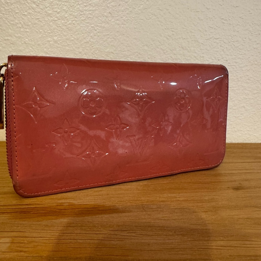 Pink 💕 LOUIS VUITTON Vernis Zippy Wallet Rose